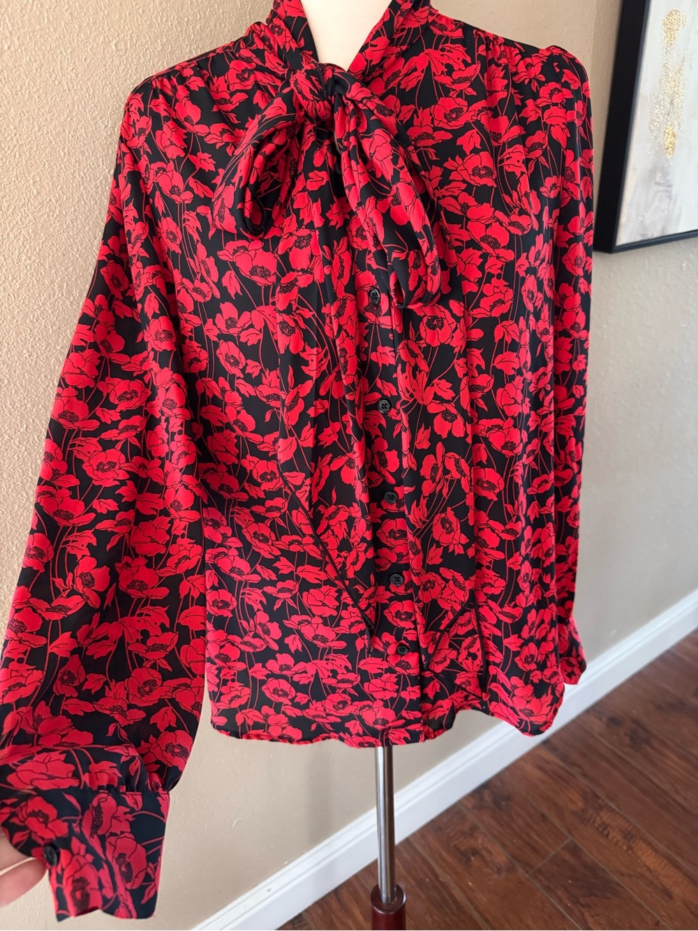 Who What Wear Red Floral Tie-Neck Blouse on Black - Picture 4 of 11